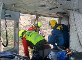 Servicios de emergencias auxilian a una escaladora enganchada en su cuerda de descenso en Fortuna
