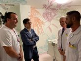 Salud decora las salas para tratamientos de braquiterapia de la Arrixaca para humanizar la asistencia