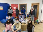 NNGG Águilas entrega a Cáritas la ropa y los juguetes recogidos en su campaña solidaria