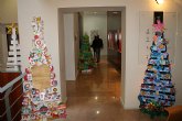 Visita a la exposición de árboles navideños decorados por los centros escolares