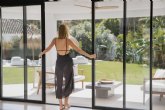 Las puertas correderas de cristal, una solución práctica para ganar luz y espacio en casa