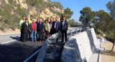 La carretera que une Alhama de Murcia con Pliego mejora su seguridad al repararse el firme y construir un muro