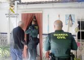 La Guardia Civil rescata a un anciano del incendio de su vivienda en Fortuna