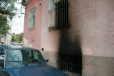La Policía Local rescata a un hombre de un incendio tras arrancar la reja de una vivienda deshabitada del Paseo de Las Ollerías