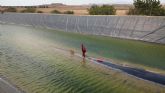 Bomberos del CEIS rescatan a un perro que había caído a una balsa de riego, en Alhama