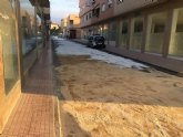 La Policía Local identifica al conductor del vehículo causante del vertido de aceite hidráulico en la calle Alhama hace unas semanas