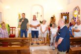El alcalde de Lorca entrega a los vecinos de Las Terreras nuevo mobiliario para equipar la ermita tras su reciente restauraci�n