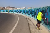 Un graffiti dar la bienvenida a Cartagena desde la rotonda de Villa Pars
