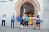 El hermano mayor de Soledad de Alcal del Ro obsequi con una ofrenda floral al Estandarte de San Benito en su peregrinacin hacia su Ermita