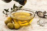 CONSUMUR detecta diferencias de ms de 3 euros para una misma botella de aceite de oliva virgen extra segn el supermercado