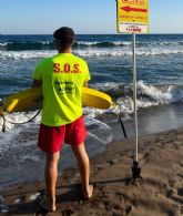 Socorristas del Servicio de Emergencias Municipal realizan un rescate de dos mujeres en la cala de Puntas de Calnegre