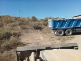 El Ayuntamiento de Lorca lleva a cabo, a través de una empresa especializada, la recogida de 169 toneladas de residuos incontrolados vertidos en un tramo del cauce del río