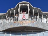 La Asamblea Regional luce un gran lazo rojo para conmemorar el Día Mundial de la Lucha contra el Sida