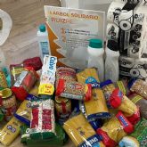 Los empleados de Ruiz Re realizan una donacin de alimentos a Critas a travs de su primer rbol solidario