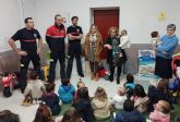 La gerente del CEIS y bomberos de Cieza entregan juguetes a los ninos del Centro de Menores de Murcia 'Cardenal Belluga'