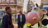 El Ayuntamiento de Murcia instala una nueva zona de juegos infantiles en la Plaza Escultor Roque López