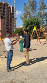 El Ayuntamiento de Lorca invierte 10.000 euros en los trabajos de rehabilitaci�n y mejora del parque infantil de Sancho D�vila