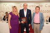 Miguel Sánchez Robles recibe su premio como ganador de los XXXIII cuentos 